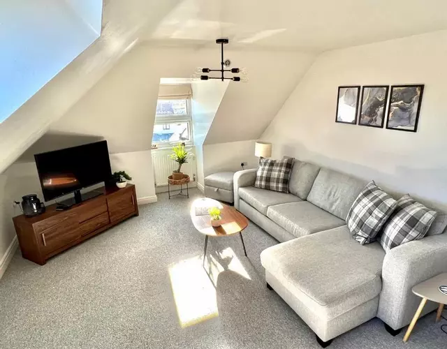 Swanage Holiday Penthouse Apartment, Moments from Beach and Town, On Site Parking, Fast WIFI, Rated Exceptional