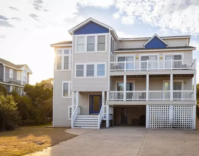 Less than 5min Walk to Beach with Pool Fire Pit