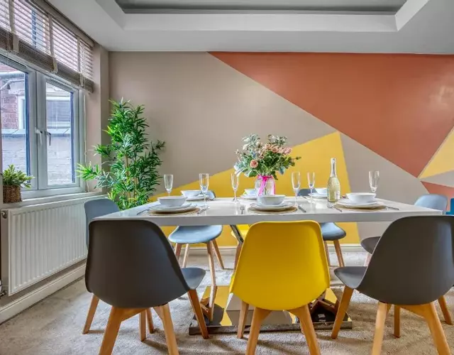 4 Bedroom, 6 Beds, 3 Bathrooms, Near NEC & Birmingham Airport, Business, Contractor and Family Friendly, Free Wi-Fi, Free Parking