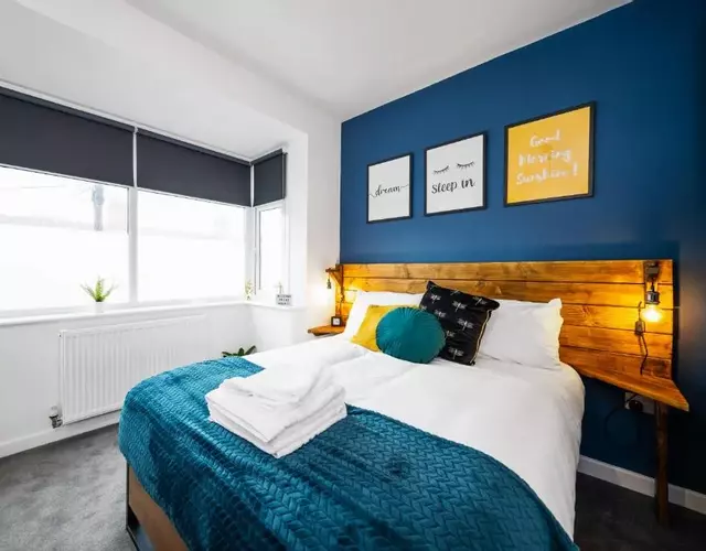 7 bedroom house ENSUITE Rooms, fully equipped kitchen, free WIFI, TVs in all rooms CITY CENTRE CLOSE TO A46 Inspire Homes