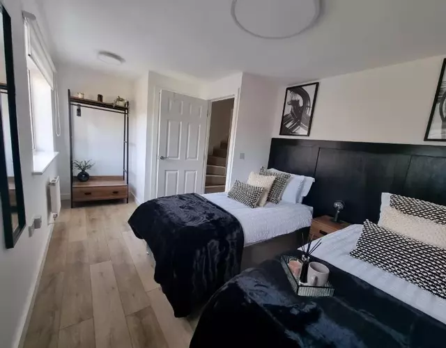 Spacious Town House - Coventry City Centre, Free Parking, Sleeps 6, High-Speed WiFi, En-suite, Great Location, A45, A46, JLR, NEC, Airport, Warwick & Stratford Upon Avon - Fernwood Stays - Your home away from home!