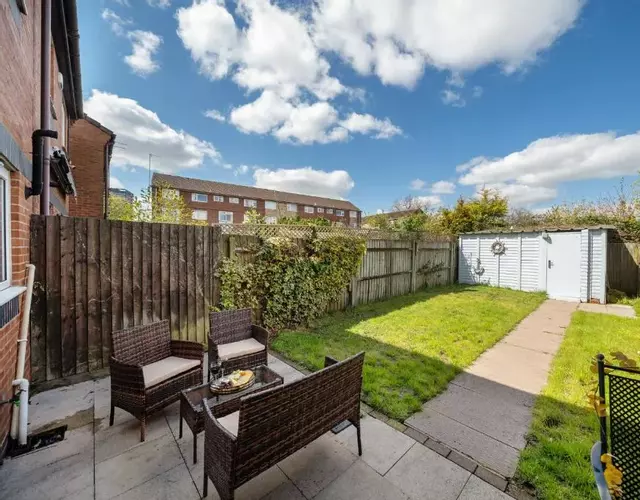 Stylish 3 bed house, large garden, Parking, WiFi - Esho Stays