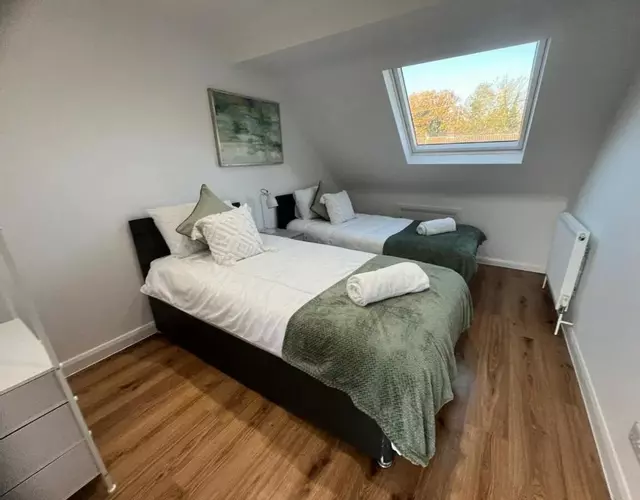Woodfield Cottage Crawley 3 BR,Parking,Wifi,Garden, nearby Gatwick Airport, Contractor friendly, temporary relocations, business travellers, families