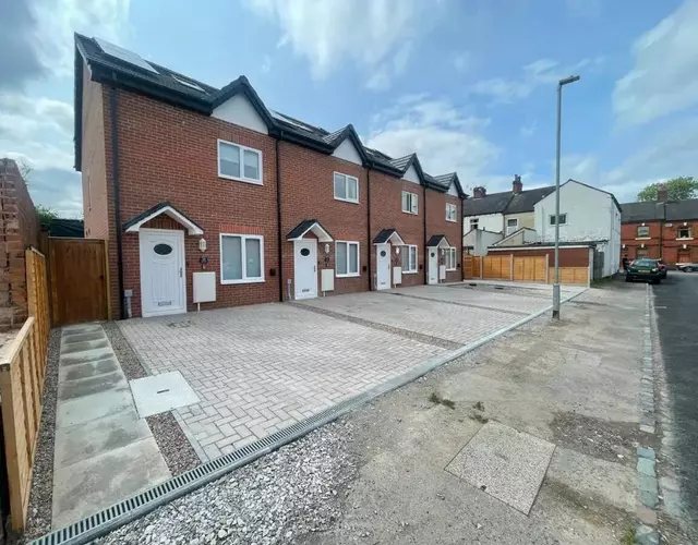 3 Bedroom New House Sleeps 5 with FREE Parking & WiFi-A