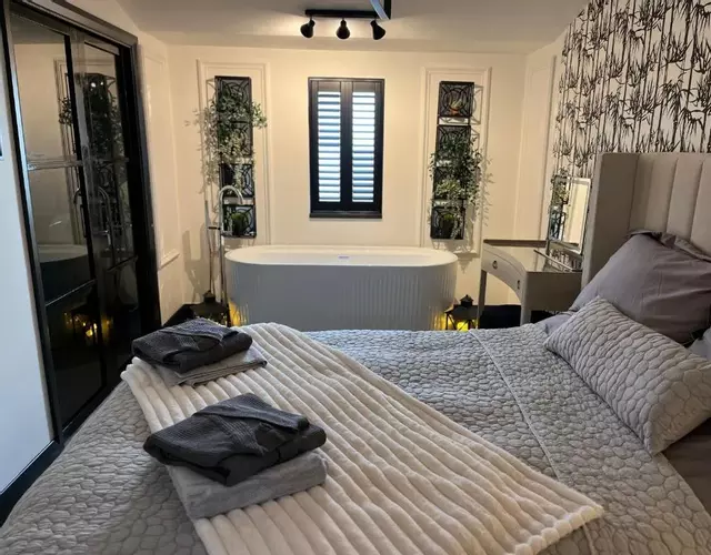 Caban Y Tan Ffawydd Luxury couples retreat with private Wood Fired Hot Tub