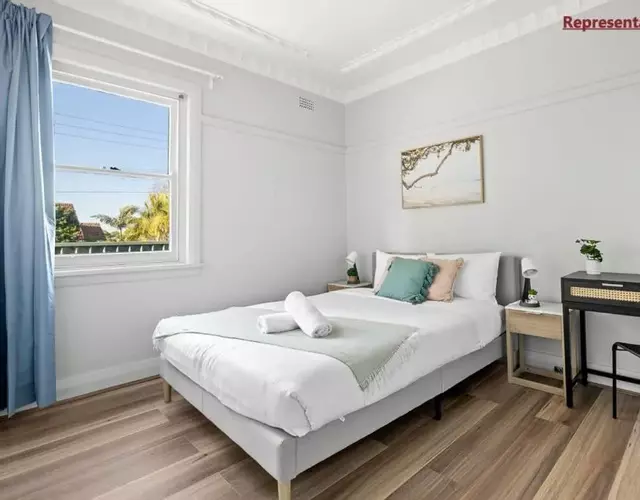 Cozy Queen Room - Close to Eateries & Shops - Shared Bathroom