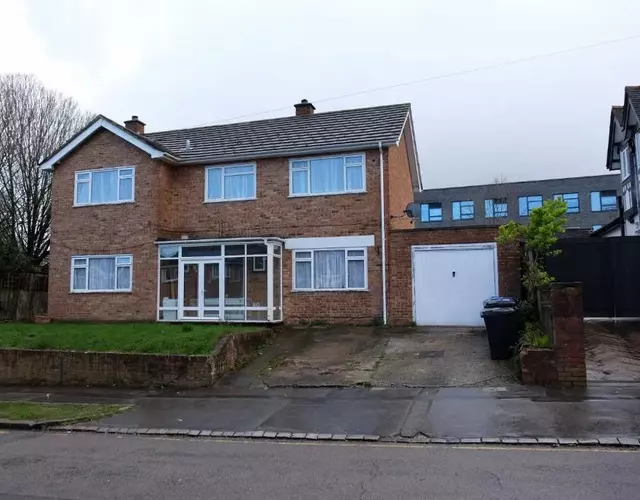 Many Worlds Meet - EuroStar, Wimbledon 30 mins, Central London, Gatwick 15 mins - Spacious, Sleeps up to 16 plus Cot - Free WiFi, Parking - Next to Lloyd Park, Great for Families, Walkers, Relocators - Ideal for Contractors