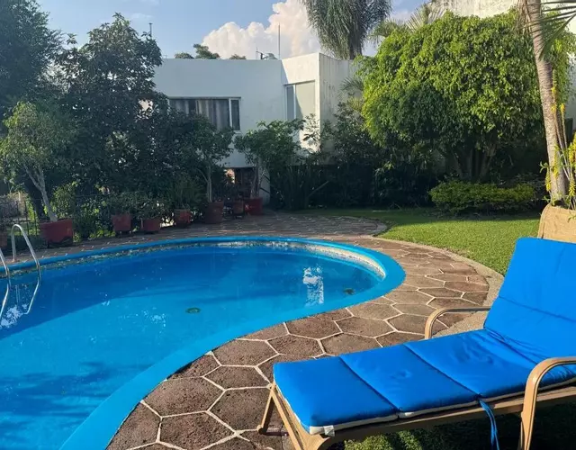 Casa con hermoso jardín y terraza