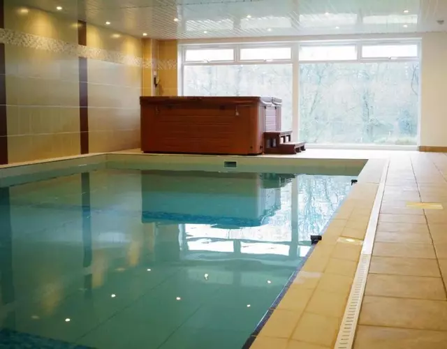 Bradleigh Down Holidays Apartment with Private Pool and Hot Tub