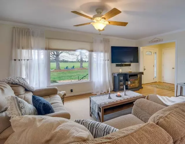 Deck and Pasture Views! Bealeton Farmhouse Escape