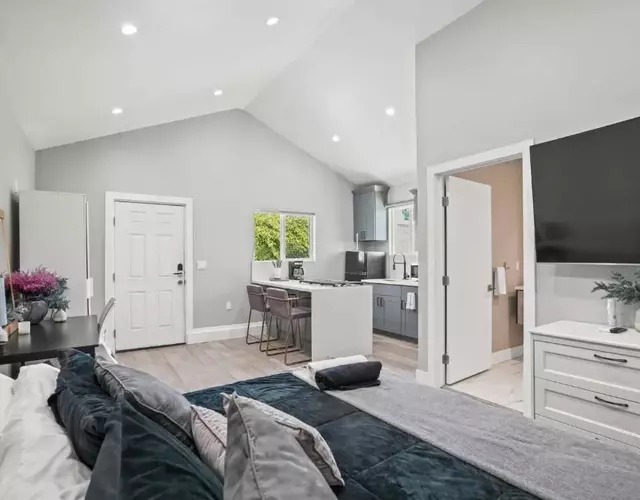 New Modern Cozy Guest House, Parking, Pet Friendly in Mar Vista!