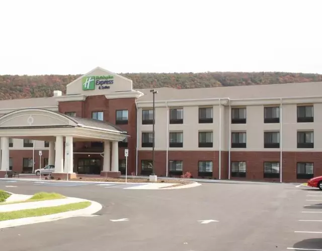 Holiday Inn Express & Suites Cumberland - La Vale by IHG