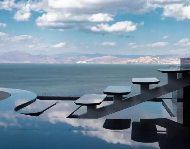 Dali's Breathing Green Sea Half Mountain Hotel