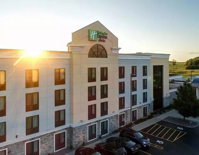 Holiday Inn Express and Suites Batavia by IHG