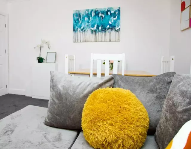 2 Bedroom Ground Floor Flat in Dartford with Free Parking - 20 minutes to London