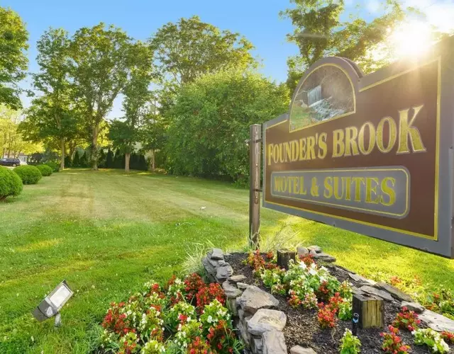 Founder's Brook Motel and Suites