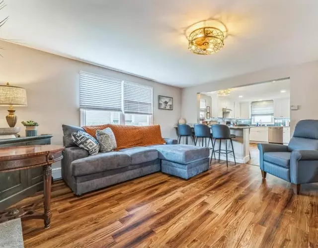 The Roost- Steps to beach & incredible water views