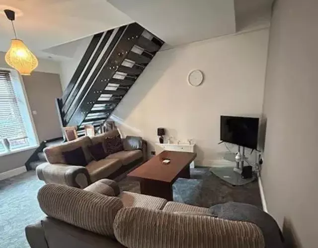 Entire House - 4 Bed - Sleeps 6