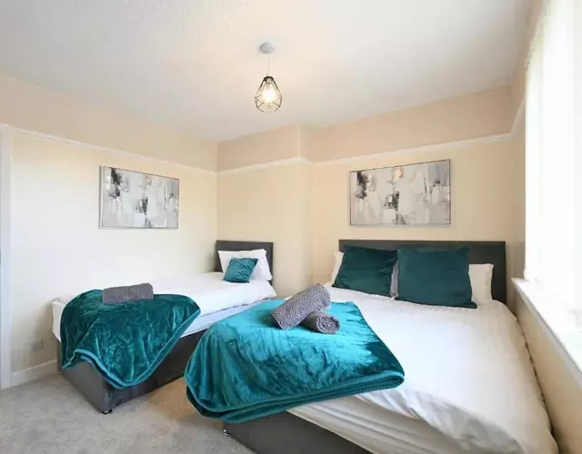 Sleek and Stylish 3 Bed in Bolton - Garden - Parking
