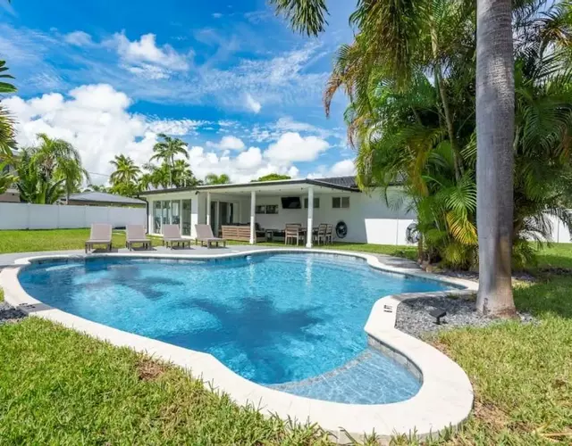 Delilas Chic 3 Bedroom 2 bath Abode with Heated Pool