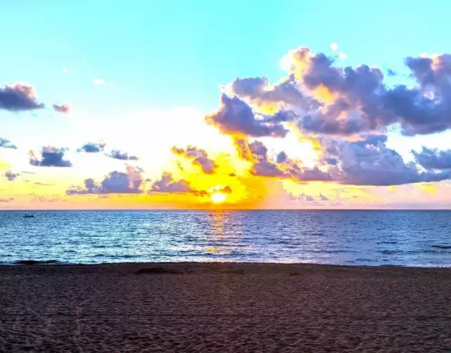 Paradise Awaits! Beach, King Bed, Private Yard & Workspace