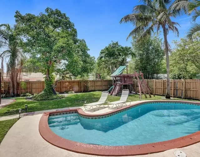 Tropical Oasis+heated Pool-4BR/KINGS/1mi to BEACH!