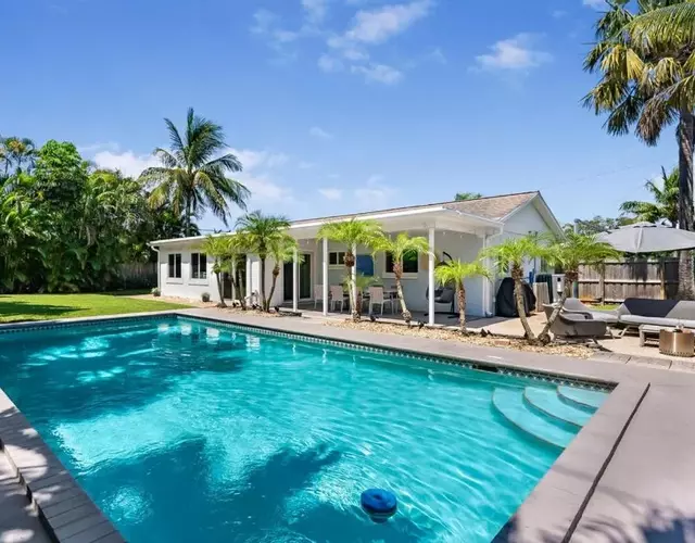 Stunning Tropical Heated Pool House Near The Beach