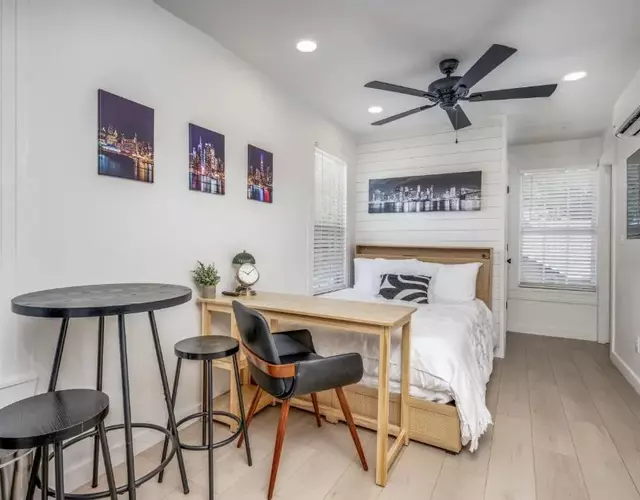 The Vanderbilt Mansion Apt 7 Near Downtown and TWU