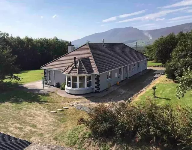 The Marshes - Large home, short drive to beach