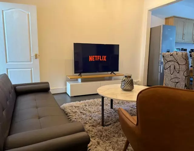 3 Bedroom House - Doncaster Serviced Accommodation - House-Close To Centre -A1 & M18 - Contractors - Business Travellers - Families