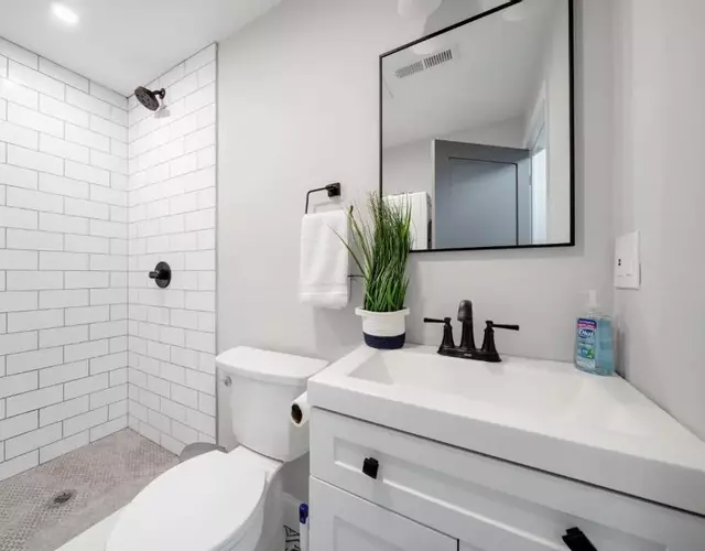 Bright Private Room Near Beaches, Public Transit