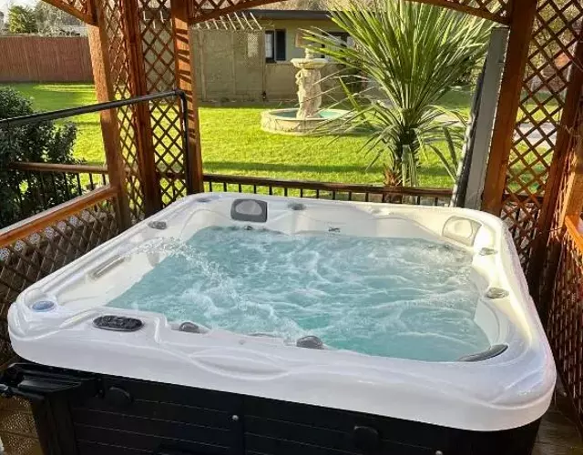 Detached property, beams, hot tub large garden