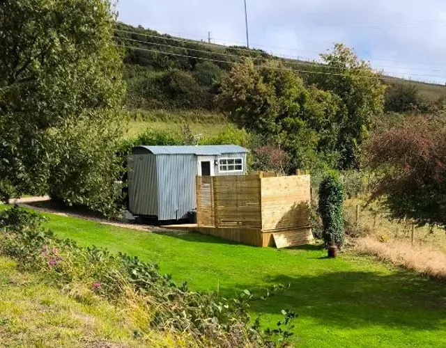 Shepherds hut with Hot Tub pet friendly