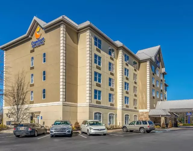 Comfort Inn & Suites near Six Flags