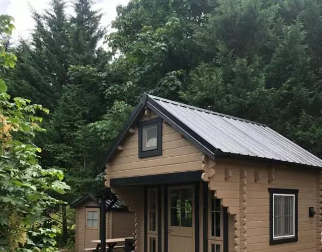The Cedar Cabin Bunkie - Cowichan Valley Bunkie Glamping