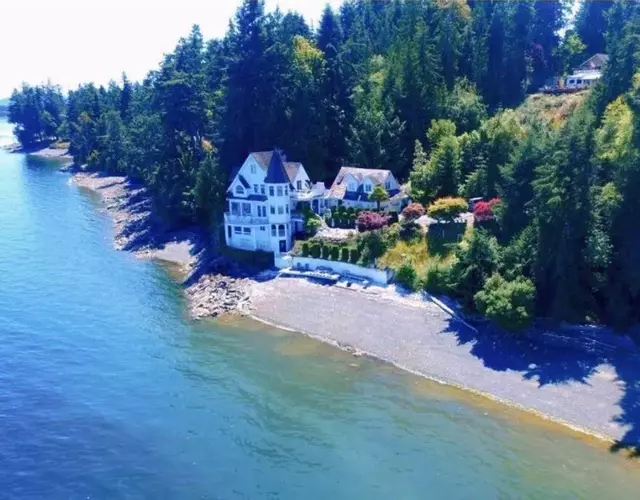 Vancouver Castle Waterfront with hot tub beach downtown