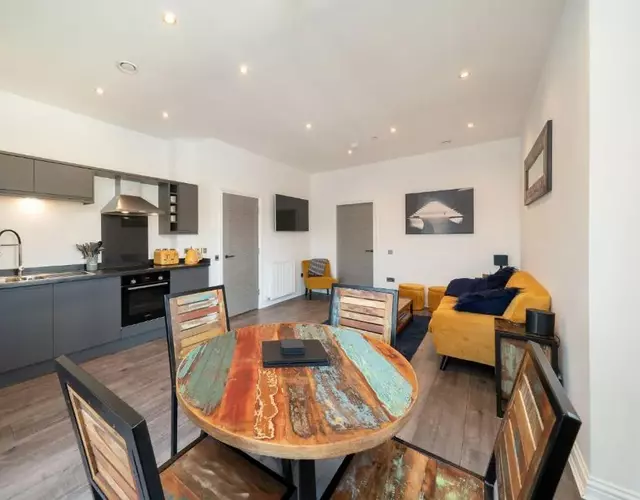 Dockside Apt, Quay Views, City Vibes