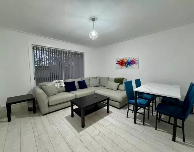 FERRY HOUSE - INVOICE and REDUCED PRICE only via SUNRISE SHORT LETS DUNDEE, 4 Bed House, Great for Contractors, Fully Equipped, Private Parking, Easy Ring Road Access - ASK SUNRISE SHORT LETS - LONG TERM RATES AVAILABLE