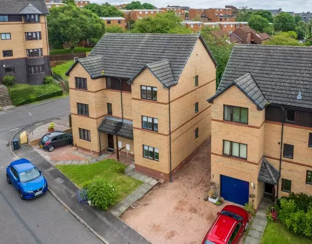 Langley House, 5 bed, all doubles with Smart TV fully equipped kitchen and spacious with private parking INVOICES and REDUCED RATES only available through Langley Cottages and Apartment IDEAL FOR TRADES