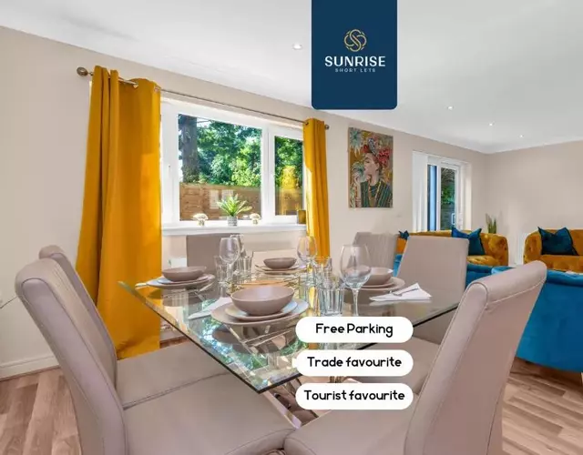 MUIRTON HOUSE - INVOICE and REDUCED PRICE only via SUNRISE SHORT LETS DUNDEE, 4 Bed House, 4 Car Driveway, 2 Bathrooms, Smart TVs in every room, Fully Equipped Kitchen, Large Dining and Living Space, Rear Garden, Free WiFi, Mid to Long Stay Rates