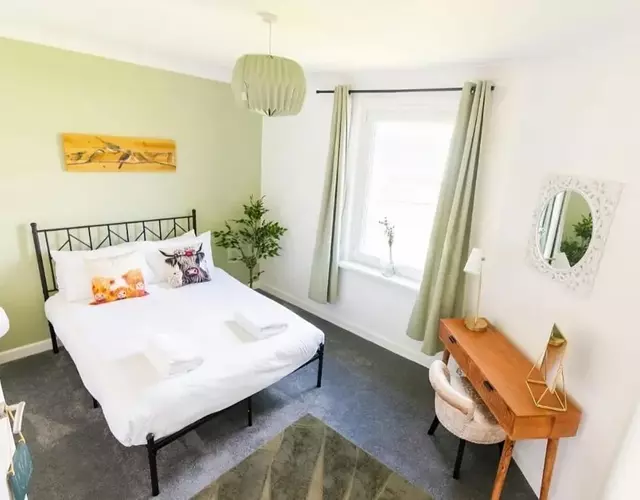Stylish Apartment with Free Parking Near City and Bus Links