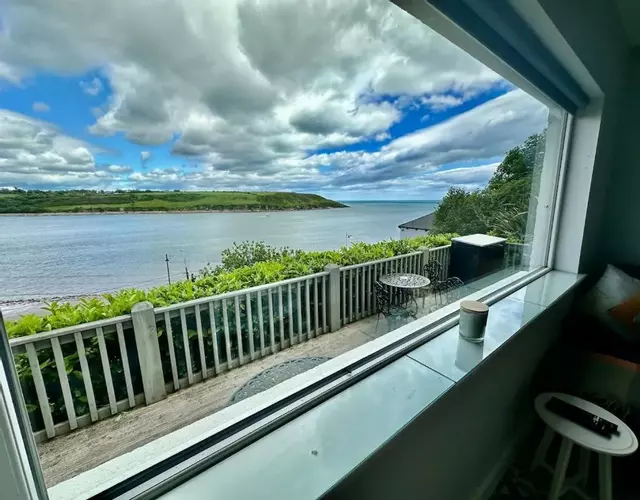 PERIWINKLE COTTAGE, with the most amazing sea view