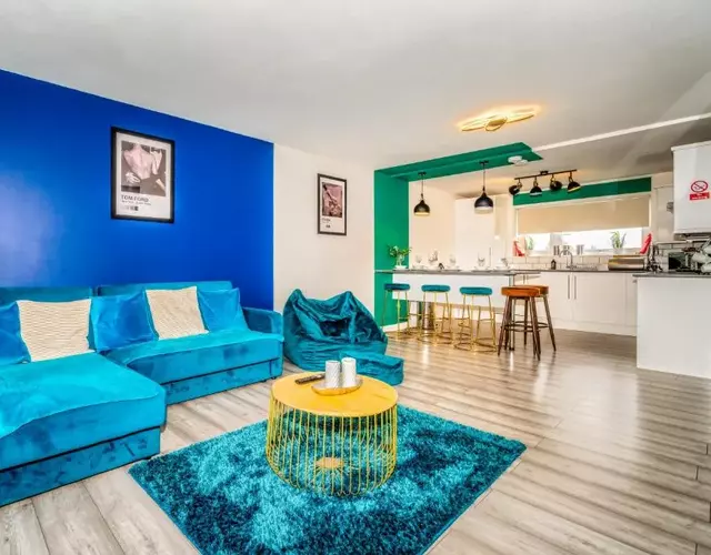 Sleek and Stylish 3 Bed in Greenock - Sleeps 8