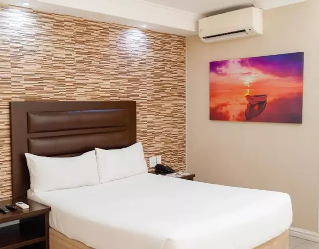 Bayside Hotel 100 Pixley Kaseme Street (West Street)