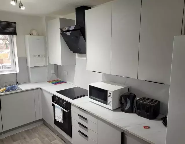 RentUnique Nimrod House 2 bed ample parking