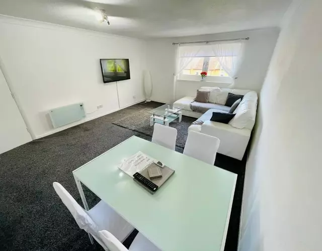 Modern 2 bedroom Apartment Near City Centre