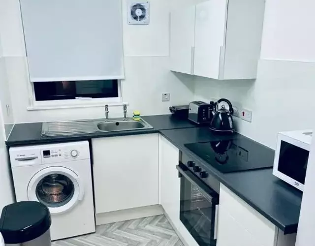 Modern 2 Bedroom Apartment With Free Parking