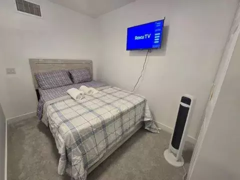 Bedroom with TV in Upland E