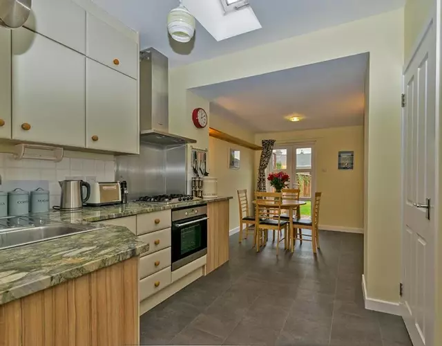 Cosy Cottage Close to East Beach, Shops, Restaurants and RAF base