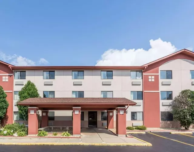 Super 8 by Wyndham St. Charles